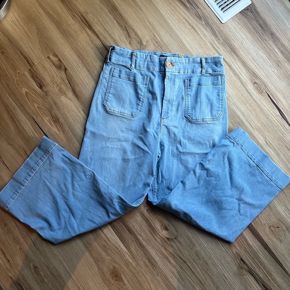 Size 32 Maeve by Anthropologie light colored wide leg jeans with fun pockets.